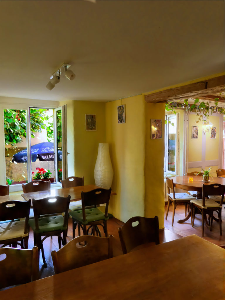 Vue sur la terrasse et la salle depuis l'alcove