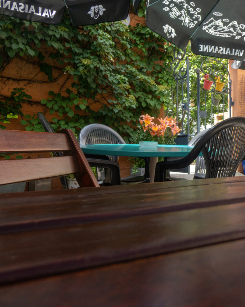 Massif de lys oranges sur la terrasse du Café Restaurant Le Tempo