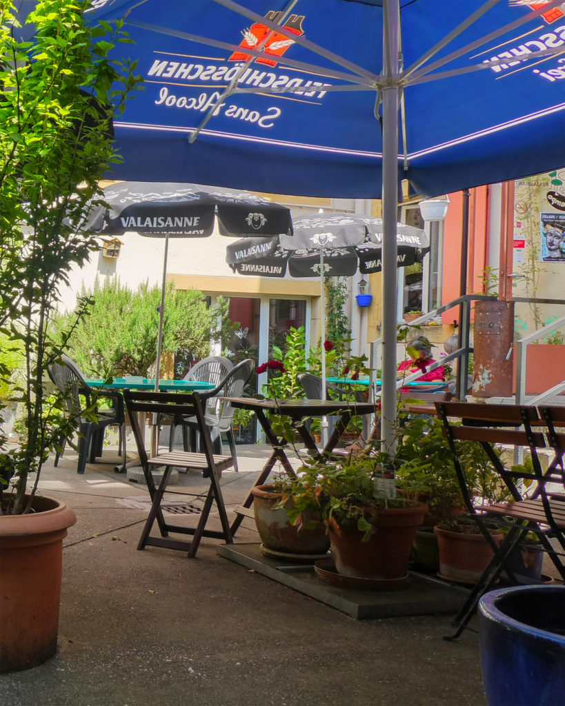 La terrasse du Tempo sous les parasols en été